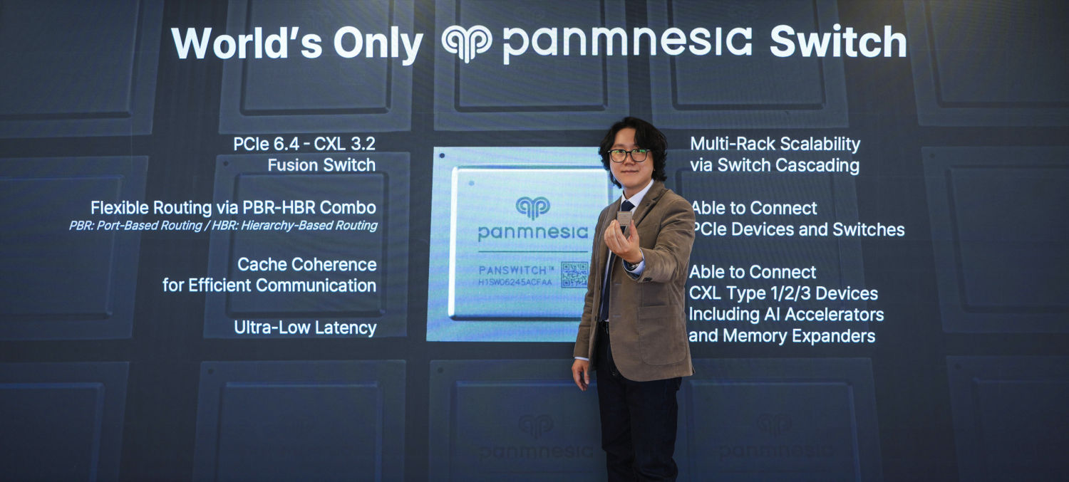 ▲Panmnesia CEO Myoungsoo Jung Holding the Pre-Release Silicon of PCIe 6.4-CXL 3.2 Fusion Switch.